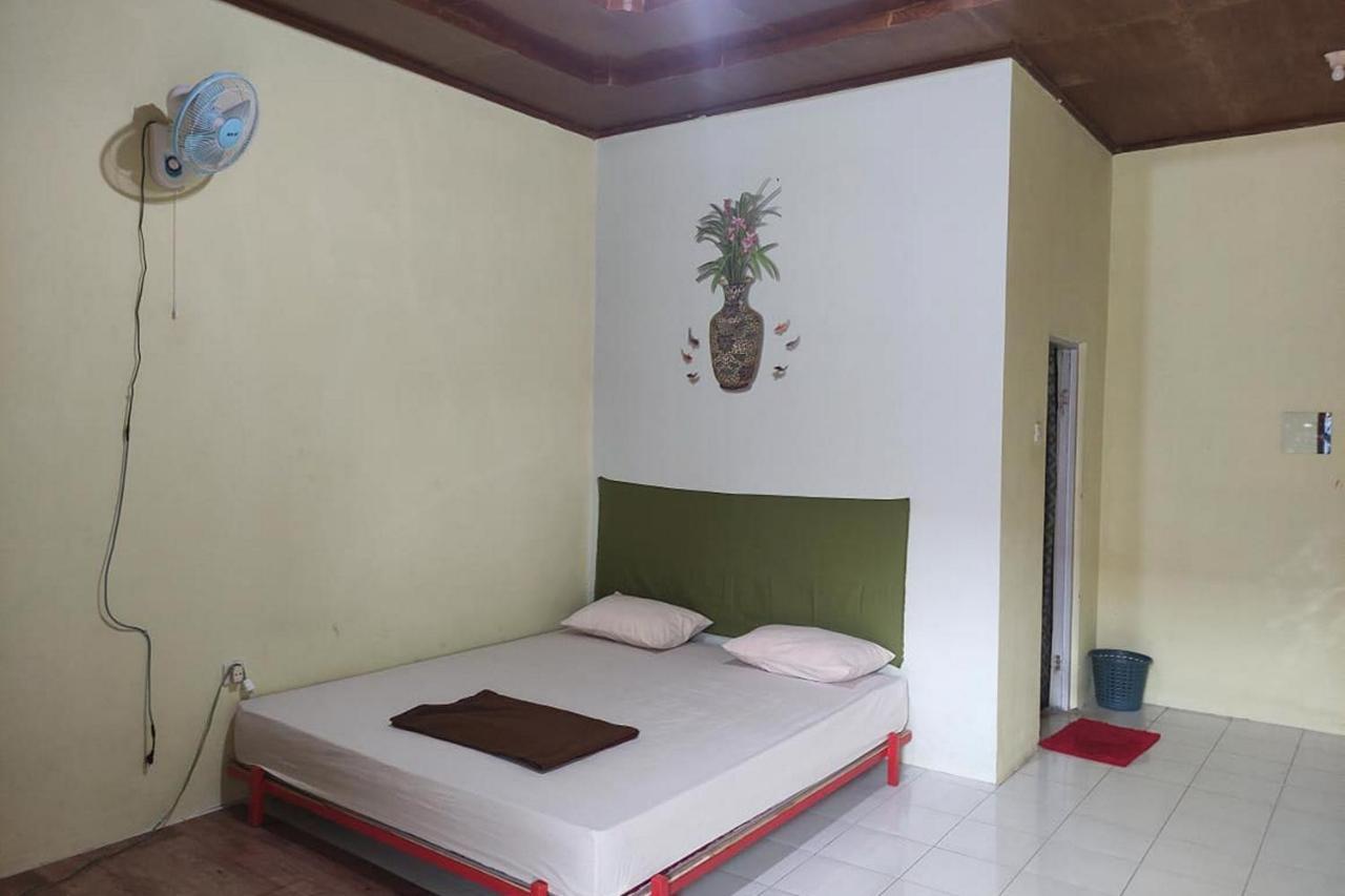 Losmen Yosi Carita Hotel Buitenkant foto