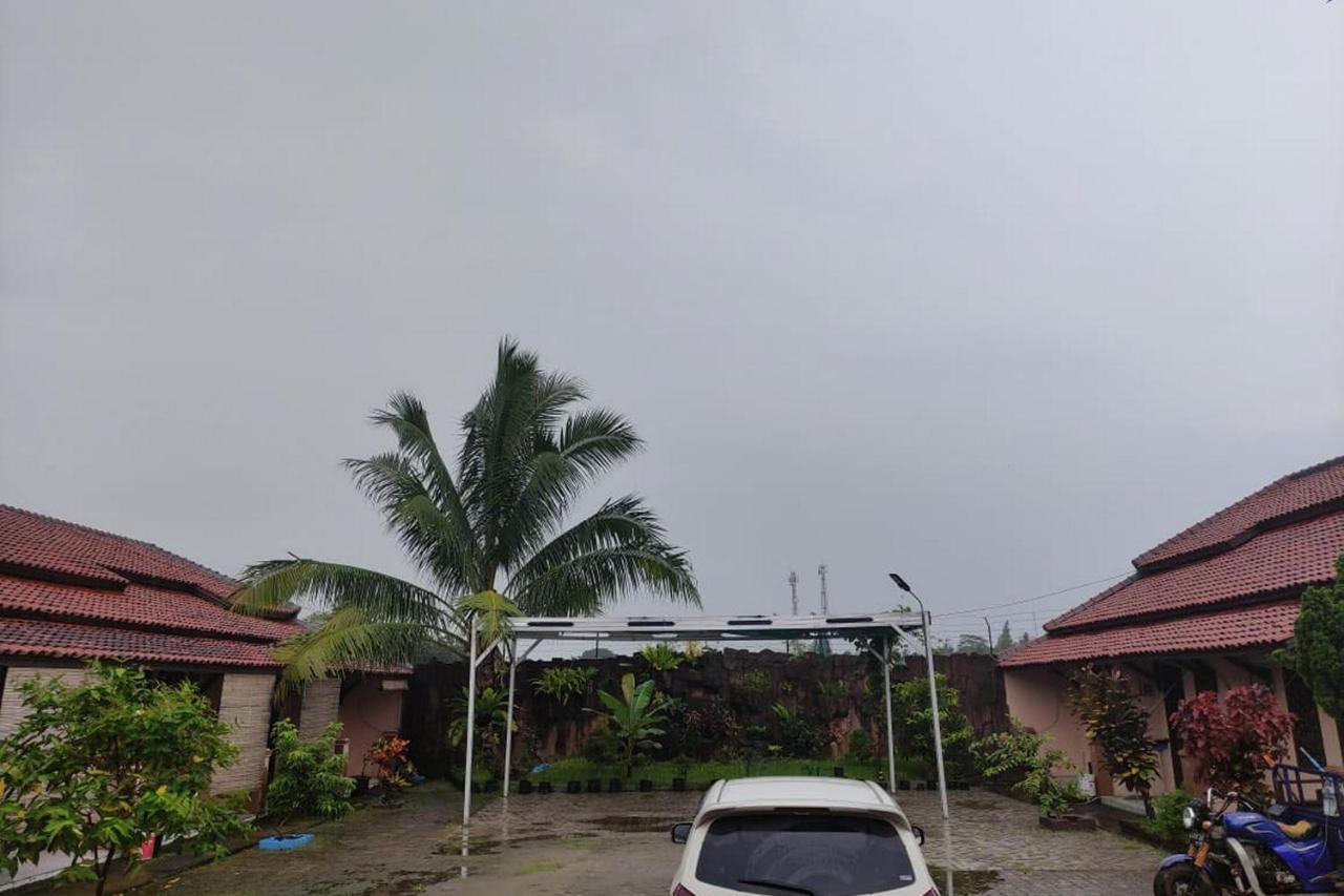 Losmen Yosi Carita Hotel Buitenkant foto